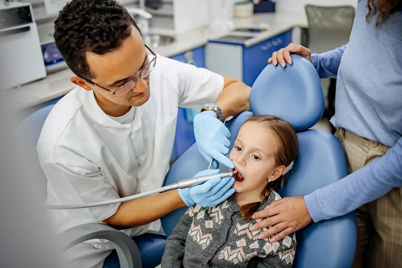 dziewczynka u dentysty