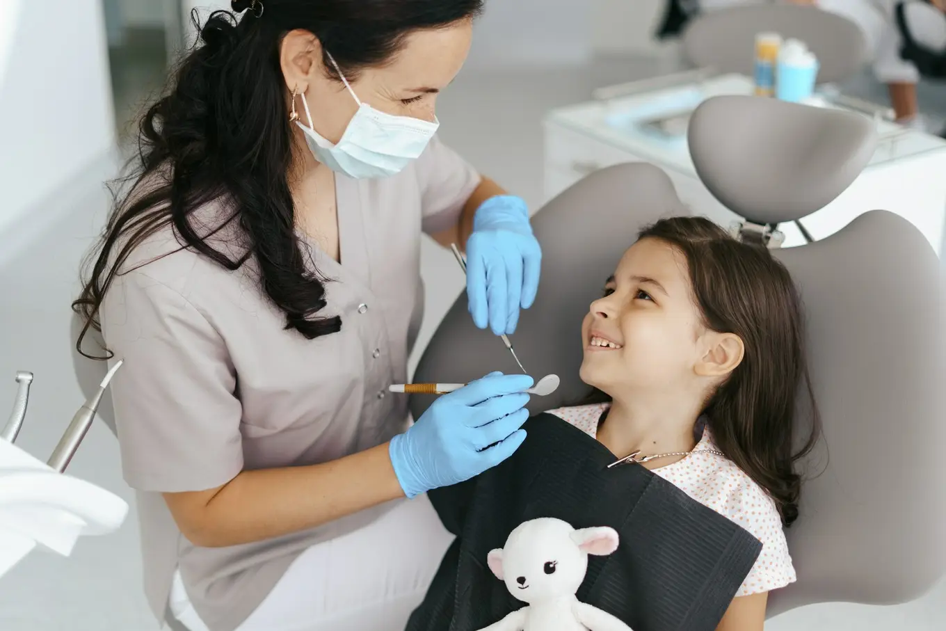 dziewczynka u dentystki